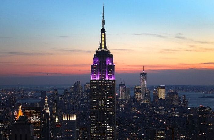 Thưởng thức vẻ đẹp của tòa nhà Empire State với không gian sang trọng.