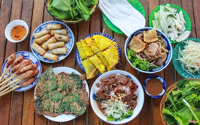 Bánh xèo và nem lụi là hai món không thể bỏ qua khi ăn trưa tại Đà Nẵng (Nguồn: Foody)