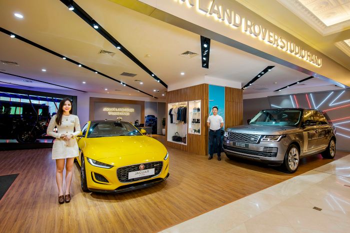 Không gian trưng bày mới của Jaguar Land Rover tại Tràng Tiền Plaza