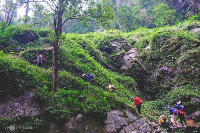 Khám phá vẻ đẹp kỳ vĩ của thác Ong Chúa trên con đường leo núi Nhìu Cồ San 3