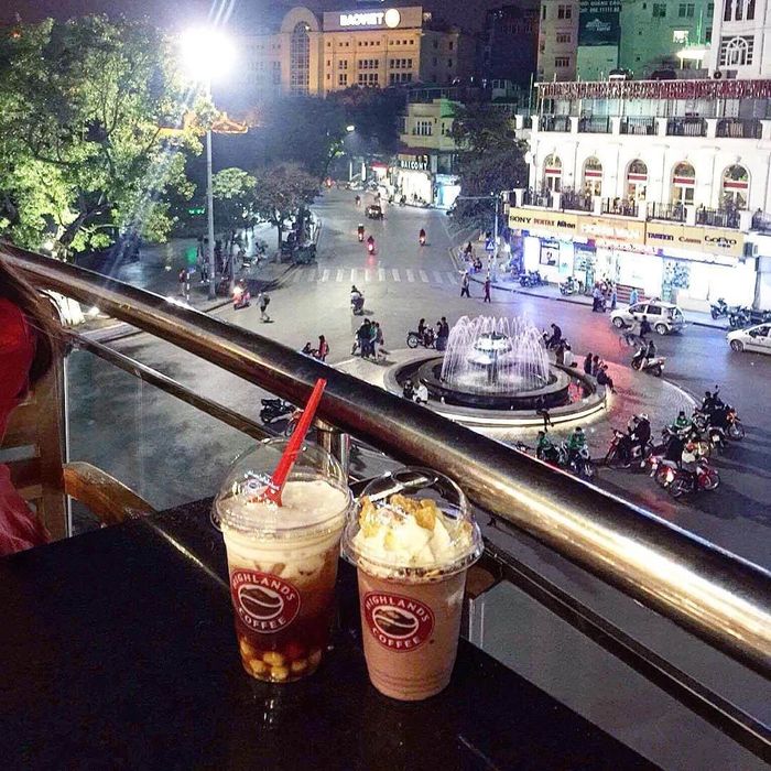 Cafe bên bờ hồ