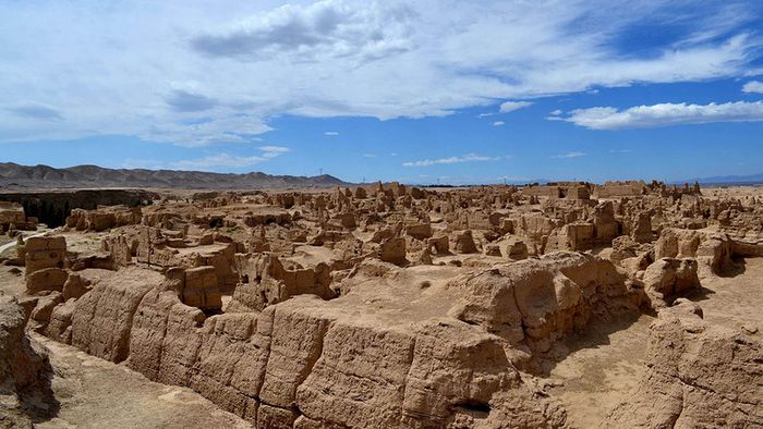 Phế tích Giao Hà nằm cách thành phố Turpan 10 km về phía tây, trong khu tự trị Duy Ngô Nhĩ Tân Cương.