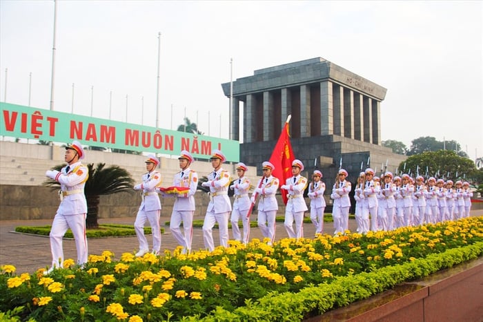 Nghi thức kéo cờ tại Lăng Bác