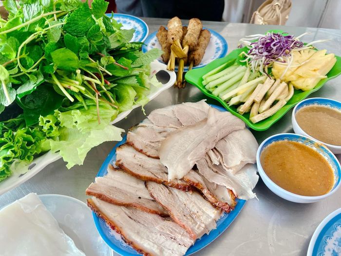 Bánh tráng cuốn thịt heo ở Hà Nội