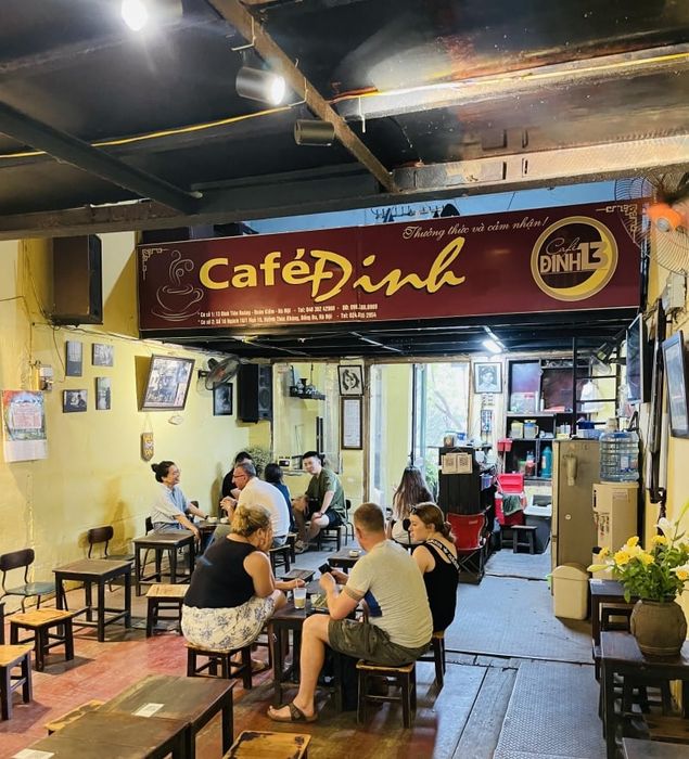 Cafe bên bờ hồ