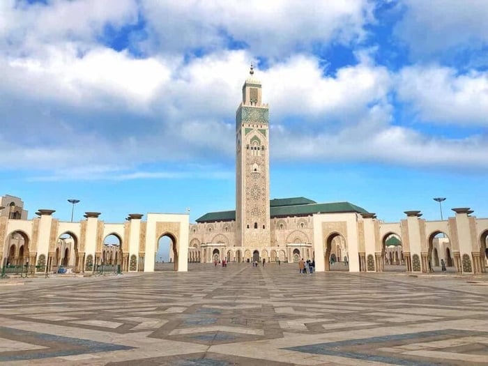 King Hassan II Mosque là nhà thờ Hồi giáo lớn nhất ở Morocco và thứ ba trên thế giới. Đây là công trình ấn tượng với tháp cao 210 mét và nội thất sang trọng. Được hoàn thành sau 6 năm xây dựng, nó chính thức mở cửa cho du khách vào năm 1993. Điểm đến không thể bỏ qua khi du lịch Casablanca.