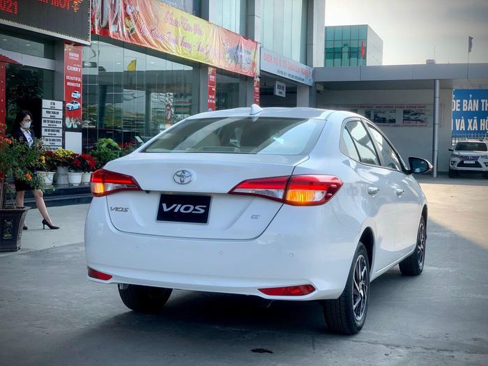 Toyota Vios 2021 có giá khởi điểm từ 478 triệu đồng tại Việt Nam, đối thủ cạnh tranh với Honda City 2021