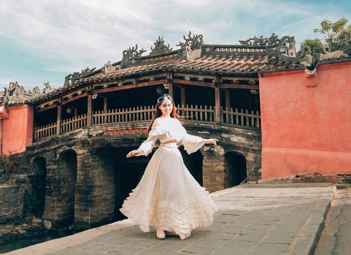 Ngoài việc tham quan chùa Cầu Hội An, bạn còn có thể tham gia các hoạt động trò chơi dân gian. Chương trình biểu diễn đường phố diễn ra hàng ngày vào 19h00 đến 20h30 tại phố cổ.