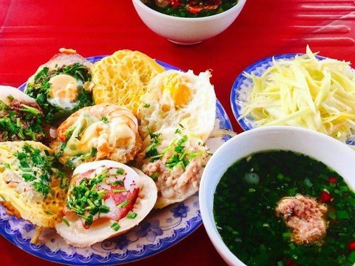 Đến Nha Trang ăn gì? Bánh căn Nha Trang (Nguồn: Pinterest)