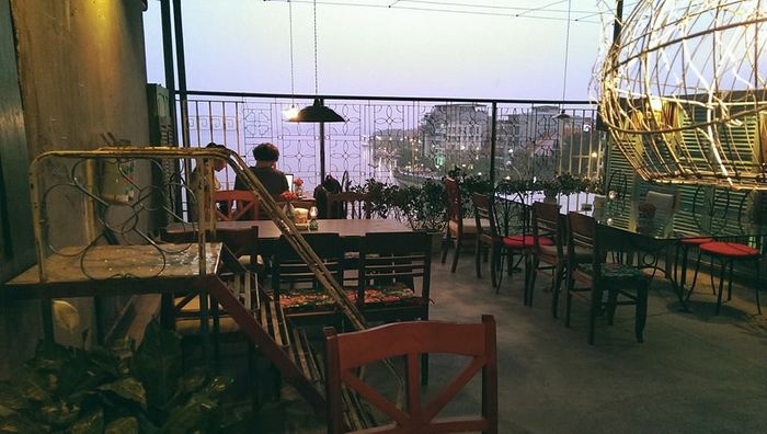 Cafe bên bờ Hồ