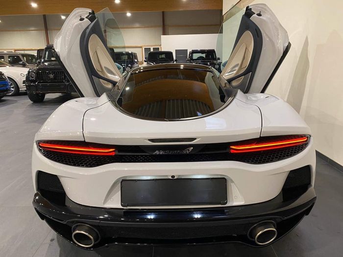 Phiên bản đầu tiên của siêu xe McLaren GT với khoang hành lý đủ rộng để chứa túi Golf đã đến Việt Nam