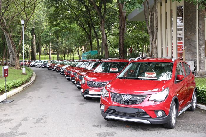 VinFast Fadil vượt qua Toyota Vios để trở thành mẫu xe bán chạy nhất trong tháng 2/2021. Bên cạnh đó, mẫu xe này cũng đã ra mắt 2 màu sơn mới, tạo ra sự cá tính hơn và vẫn giữ nguyên giá bán. Với giá cao nhất trong phân khúc, VinFast Fadil vẫn duy trì vị thế hàng đầu.