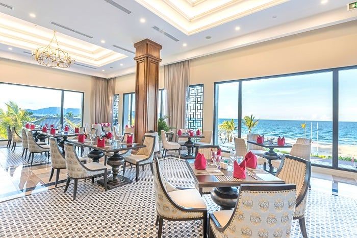 Không gian ẩm thực tại Vinpearl Nha Trang được thiết kế tinh tế, sang trọng và có tầm nhìn hướng biển tuyệt vời