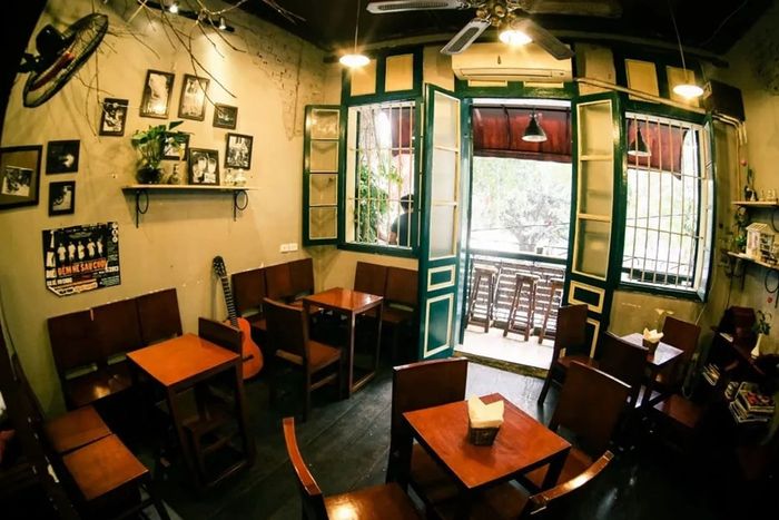 Cafe bên bờ hồ