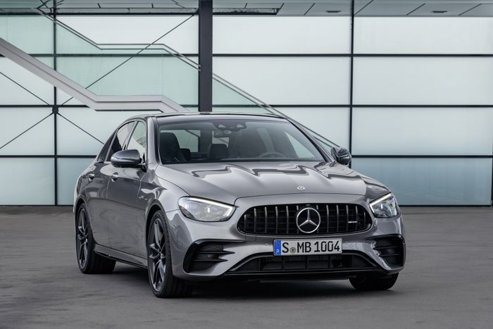 'Vị vua của doanh số' xe sang trong năm 2020 vẫn là Mercedes-Benz 2021-mercedes-amg-e53-saloon-9.jpg