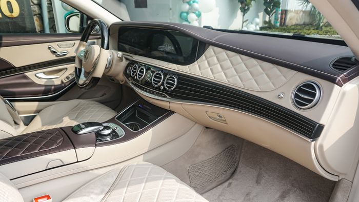 Mercedes-Maybach S560 4MATIC màu hiếm Emerald Green đầu tiên tại Việt Nam Mercedes-Maybach-S560-4MATIC-Emerald Green (22).JPG