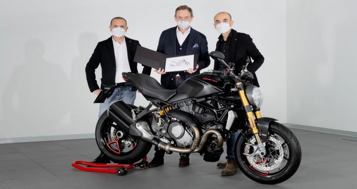 Sau gần ba thập kỷ, đã có 350,000 chiếc Ducati Monster được bán ra với phiên bản Black on Black.