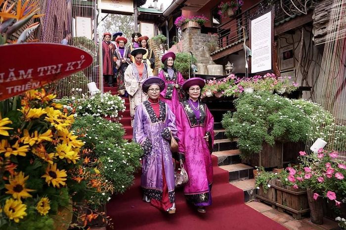 XQ Sử Quán – Thưởng ngoạn nghệ thuật thêu tranh truyền thống tinh tế