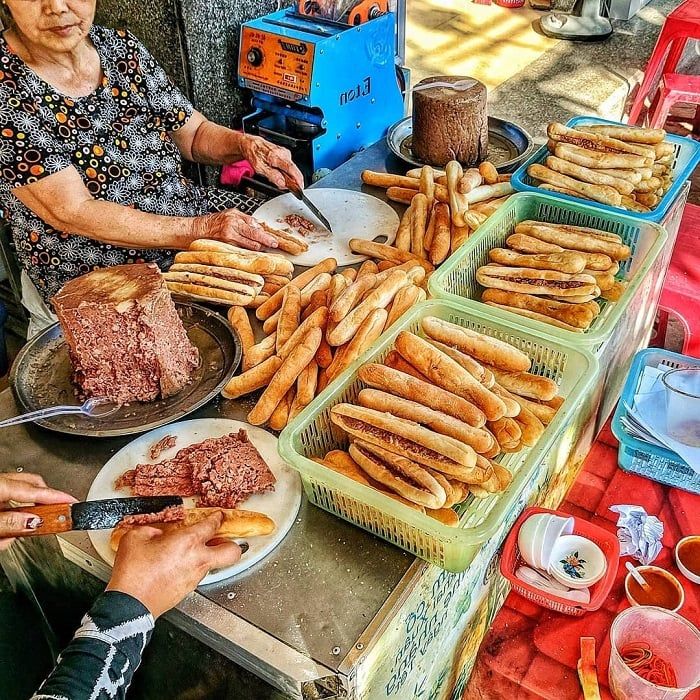 Bánh mì que Hải Phòng