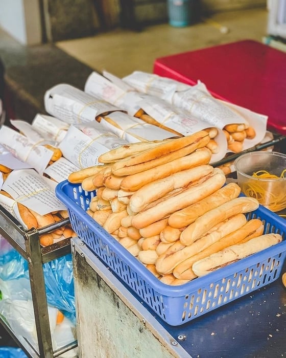 Bánh mì đặc sản là một món ăn khá nổi tiếng với những du khách khi du lịch Hải Phòng.