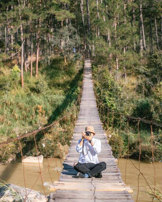 Ở Đà Lạt, có một cây cầu treo cao vút, dù chông chênh nhưng lại mang trong đó một vẻ đẹp thơ mộng đặc biệt.