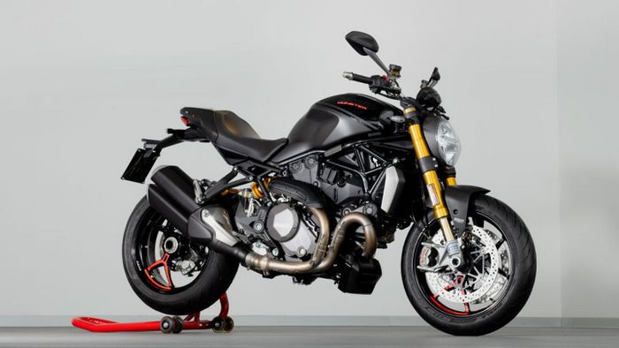 Sau gần ba thập kỷ, đã có 350,000 chiếc Ducati Monster được bán ra với hình ảnh Ducati Monster Black on Black 350 (3).jpg