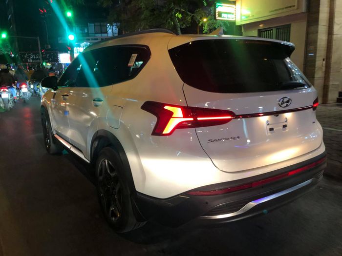 Hyundai SantaFe 2021 lăn bánh trên đường phố Hà Nội trong hình ảnh hyundai-santafe-2021-02.jpg