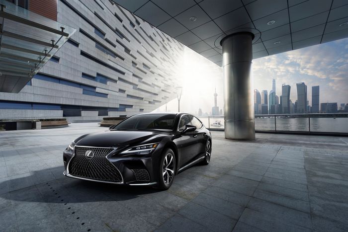 Lexus LS 2021 chính thức có mặt tại Việt Nam, giá bán cao nhất 8,89 tỷ đồng. Đây là một hình ảnh về ngoại thất của phiên bản này.