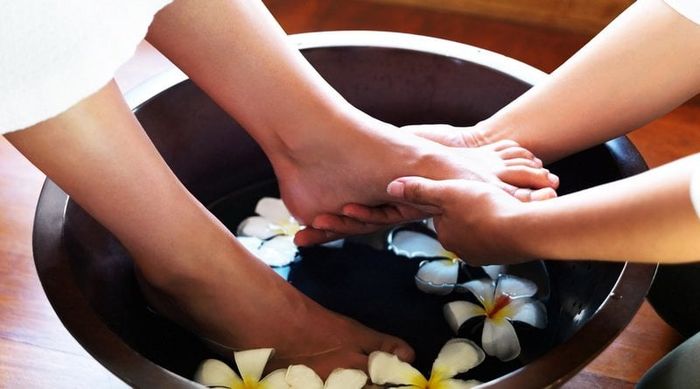 Xoa dầu massage lên chân trước khi bắt đầu massage.