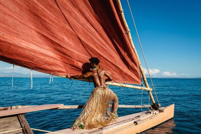 Fiji - điểm đến của hạnh phúc tự nhiên, nơi bạn có thể trải nghiệm cảm giác du thuyền truyền thống trên chiếc drua.