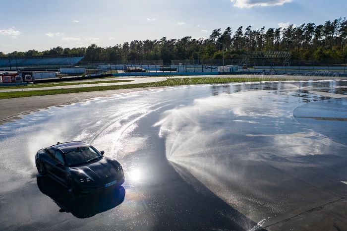 Porsche Taycan thiết lập kỷ lục Guinness với quãng đường drift dài nhất trên thế giới trên chiếc xe Porsche-Taycan-Guinness-Drift (2).jpg