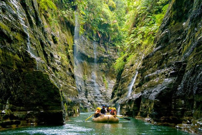 Hẻm núi hẹp với vẻ đẹp hùng vĩ và độc đáo, khiến lòng người phải trầm trồ và say đắm trước tạo hóa kỳ diệu.