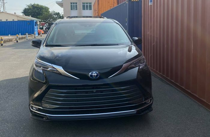 Hình ảnh: Chiếc Toyota Sienna 2021 đầu tiên được đưa về Việt Nam với mức giá trên 4 tỷ đồng.