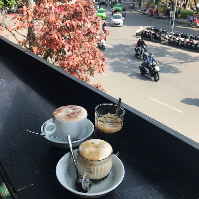 Cafe bên Hồ Gươm