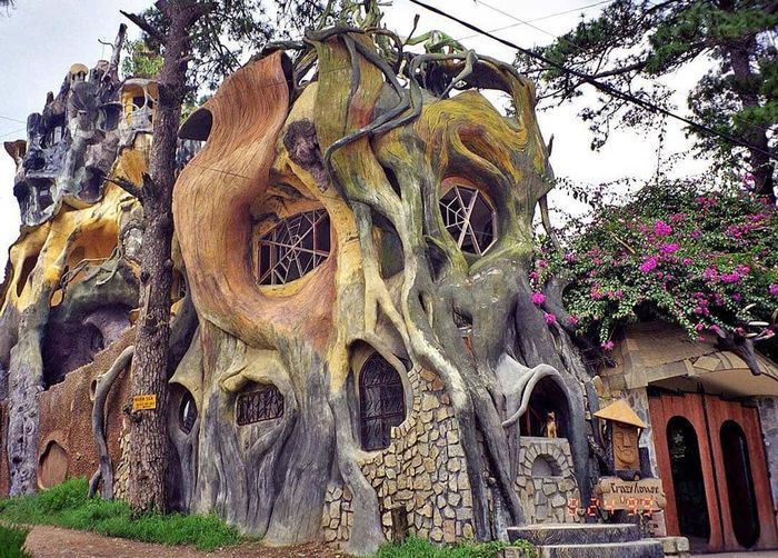 Trải nghiệm kinh hoàng với vẻ độc đáo của Crazy House - Biệt thự Hằng Nga khi ban đêm buông xuống