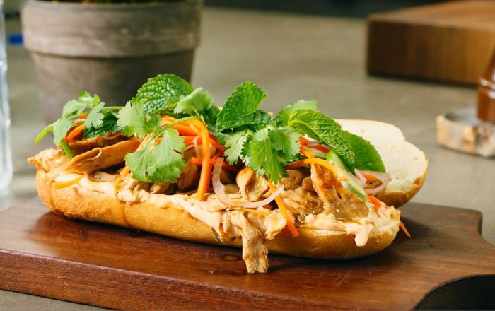 Bánh mì gà xé