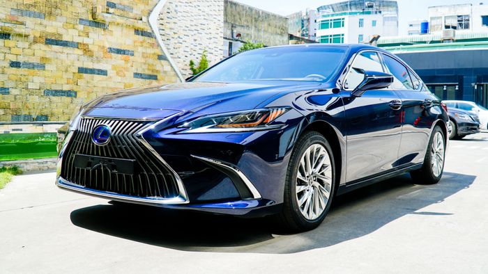 Lexus ES 2021 ra mắt tại Việt Nam: Nâng cao tính an toàn, giữ nguyên giá <em>Lexus ES 300h</em>