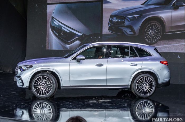 Mercedes-Benz GLC 2023 ra mắt tại Malaysia, giá quy đổi từ 2,3 tỷ đồng. Ảnh: 2023 Mercedes-AMG GLC 300 launch ext 1-3.