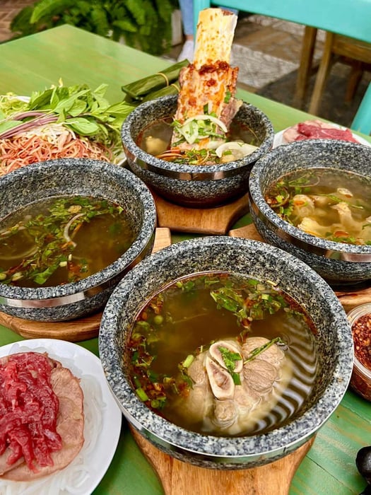 Đến Hoa Dó Restaurant and Coffee để thưởng thức món bún bò thố đá hấp dẫn lần thứ 5