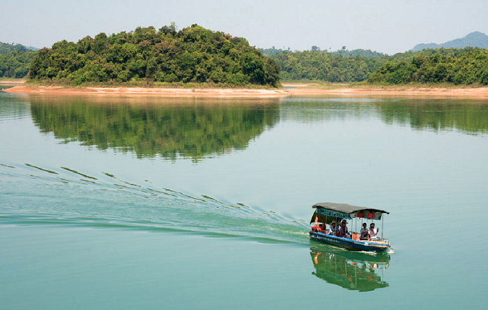 Khám phá những điều thú vị khi du lịch biển Hải Tiến Thanh Hóa! Hãy thử ngồi thuyền trên sông Mực tại vườn quốc gia Bến En (Ảnh: sưu tầm)