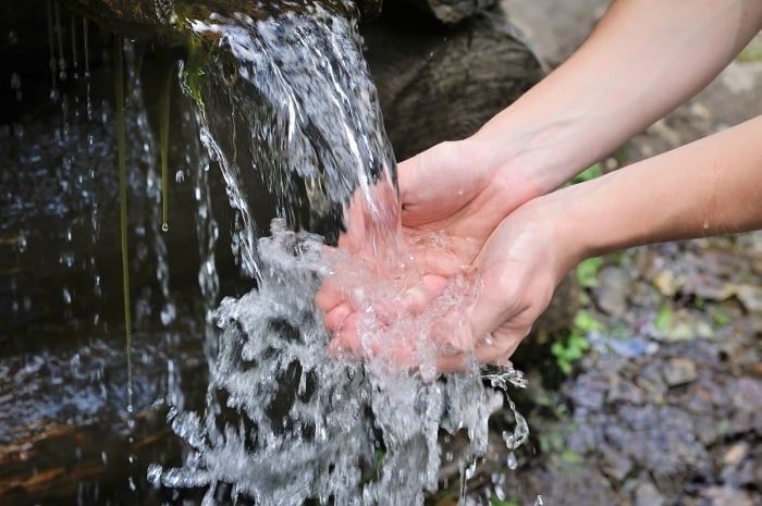 Hãy thử uống nước suối Rồng để trải nghiệm du lịch Đồ Sơn Hải Phòng thêm phần phong phú và đầy đủ. Ảnh: Sưu tầm