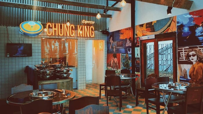 Thưởng thức một chiếc lẩu Hồng Kông tại nhà hàng Chungking Express Đà Lạt