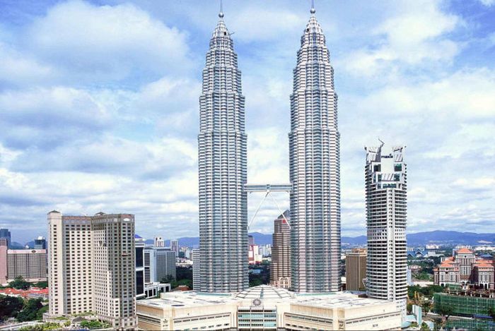 Tháp đôi Petronas vươn cao tận bầu trời, là biểu tượng của Malaysia đẹp như trong tranh