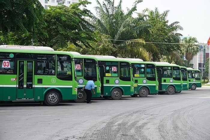 Xe buýt là lựa chọn tiết kiệm chi phí nhất cho những ai có thời gian trong chuyến đi và muốn tiết kiệm chi phí. Bạn có thể đến Bến Thành và bắt tuyến xe 13 đến bến xe Củ Chi, sau đó chuyển sang xe 79 để đến địa điểm du lịch địa đạo Củ Chi. Thời gian di chuyển của xe buýt khoảng 2 tiếng rưỡi, nên nếu bạn có thời gian, đây là lựa chọn phương tiện hợp lý.