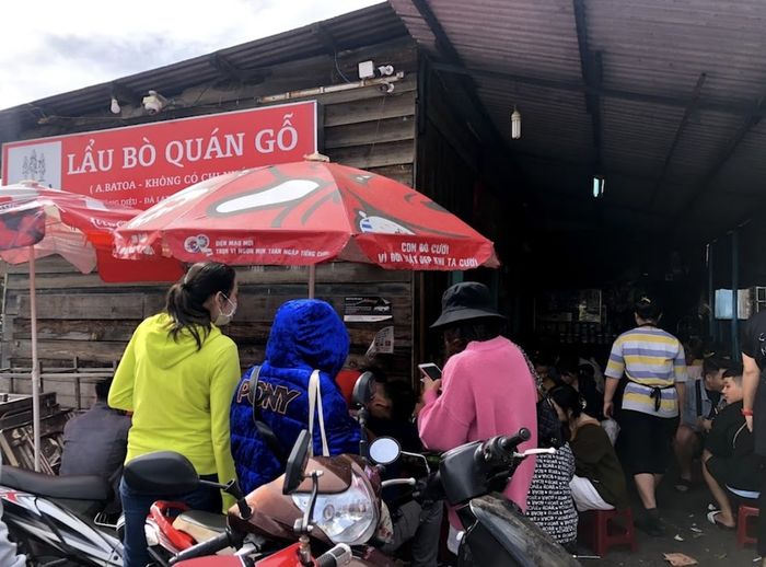 Hãy tham gia vào đội ngũ của Mytour.vn để cùng nhau thưởng thức lẩu bò tại quán Ba Toa Nhà Gỗ, một điểm đến nổi tiếng tại Đà Lạt.