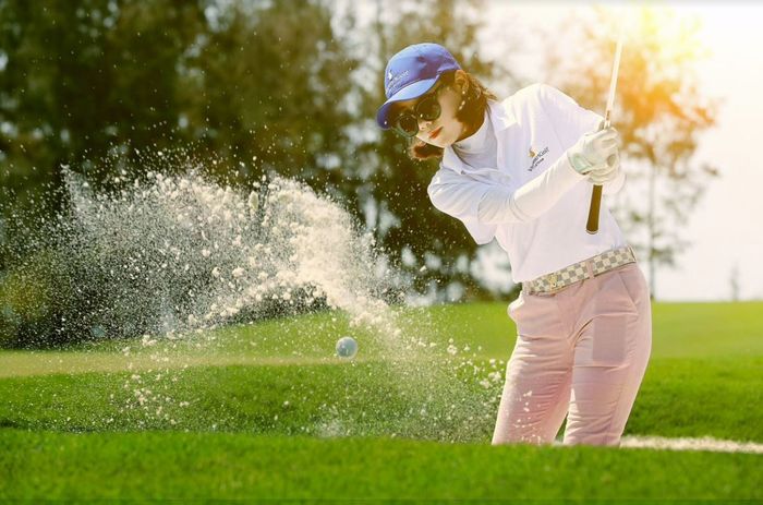 Cách cầm gậy golf