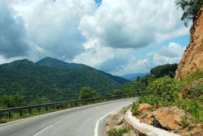 Đèo Bảo Lộc là một trong những cung đường nguy hiểm nhất trên tuyến Hồ Chí Minh - Đà Lạt. Đoạn đường này có nhiều khúc cua nguy hiểm, yêu cầu lái xe cẩn thận.