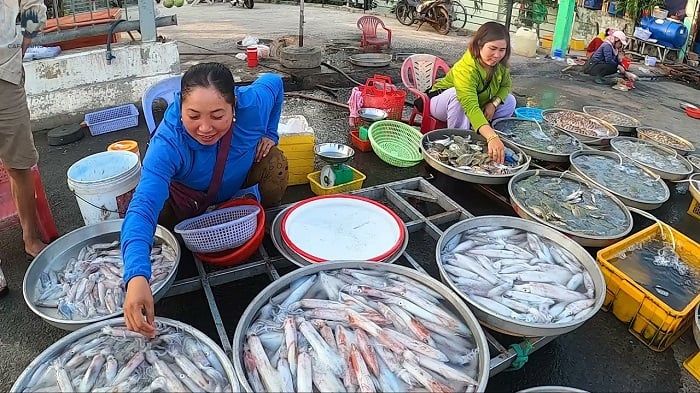 3. Không chỉ là nơi mua sắm, khi đến với chợ Cầu Sấu Phú Quốc, du khách còn có cơ hội trải nghiệm cuộc sống và sinh hoạt hàng ngày của người dân địa phương. Điều này giúp bạn hiểu hơn về văn hóa đặc trưng của người dân miền biển đảo.