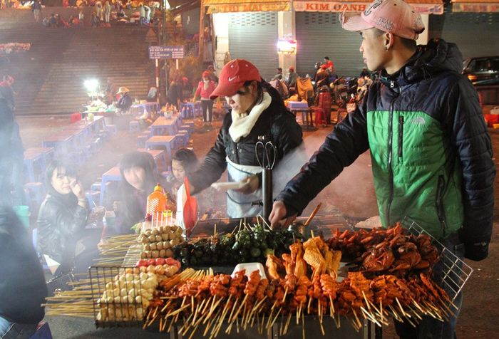 Quán cô Hương trên đường Phù Đổng Thiên Vương vẫn là điểm đến lý tưởng cho những người yêu thích đồ nướng. Với hình thức tự phục vụ, khách hàng có thể lựa chọn và thưởng thức đồ ăn thoải mái và giá cả phải chăng phù hợp với mọi đối tượng.