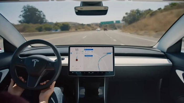 Lexus nổi bật với công nghệ lái hàng đầu, báo cáo tesla-autopilot-report-00.webp